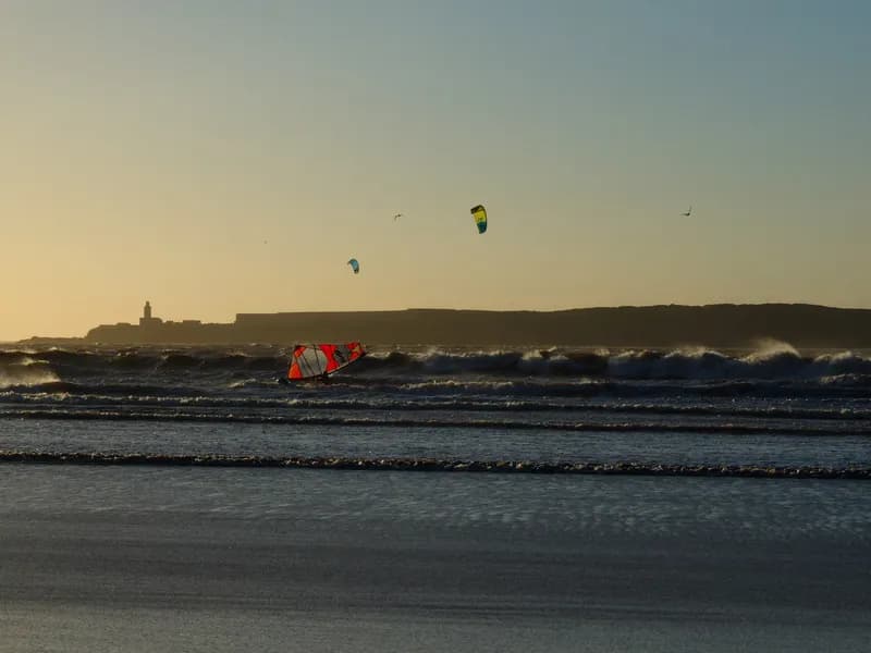 Kitesurfeur sur la baie d’Essaouira par vent fort