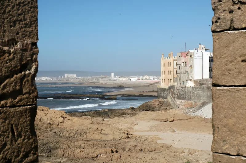 Les toits blancs de la médina d’Essaouira vus depuis les remparts