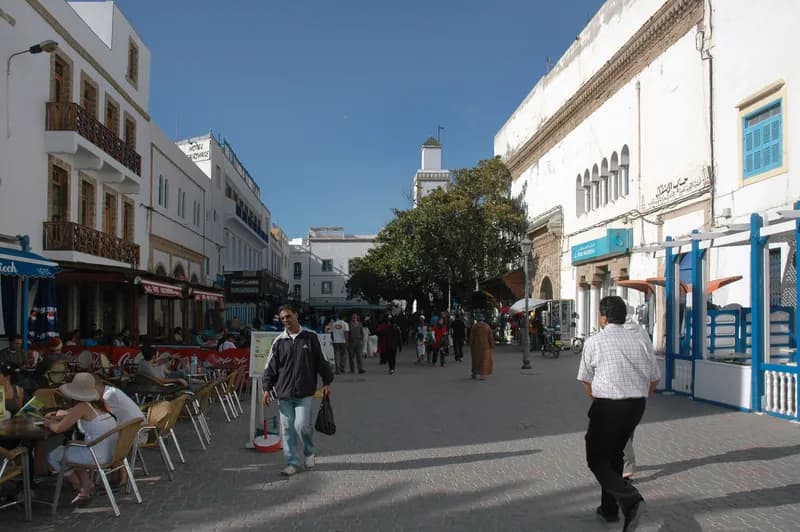 Terrasses de café sur la place Moulay Hassan à Essaouira
