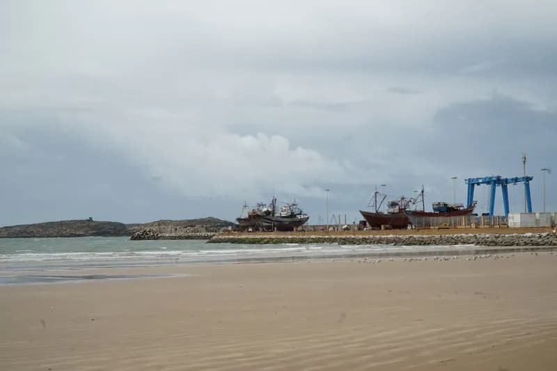 La grande plage d’Essaouira à marée basse, la médina au loin