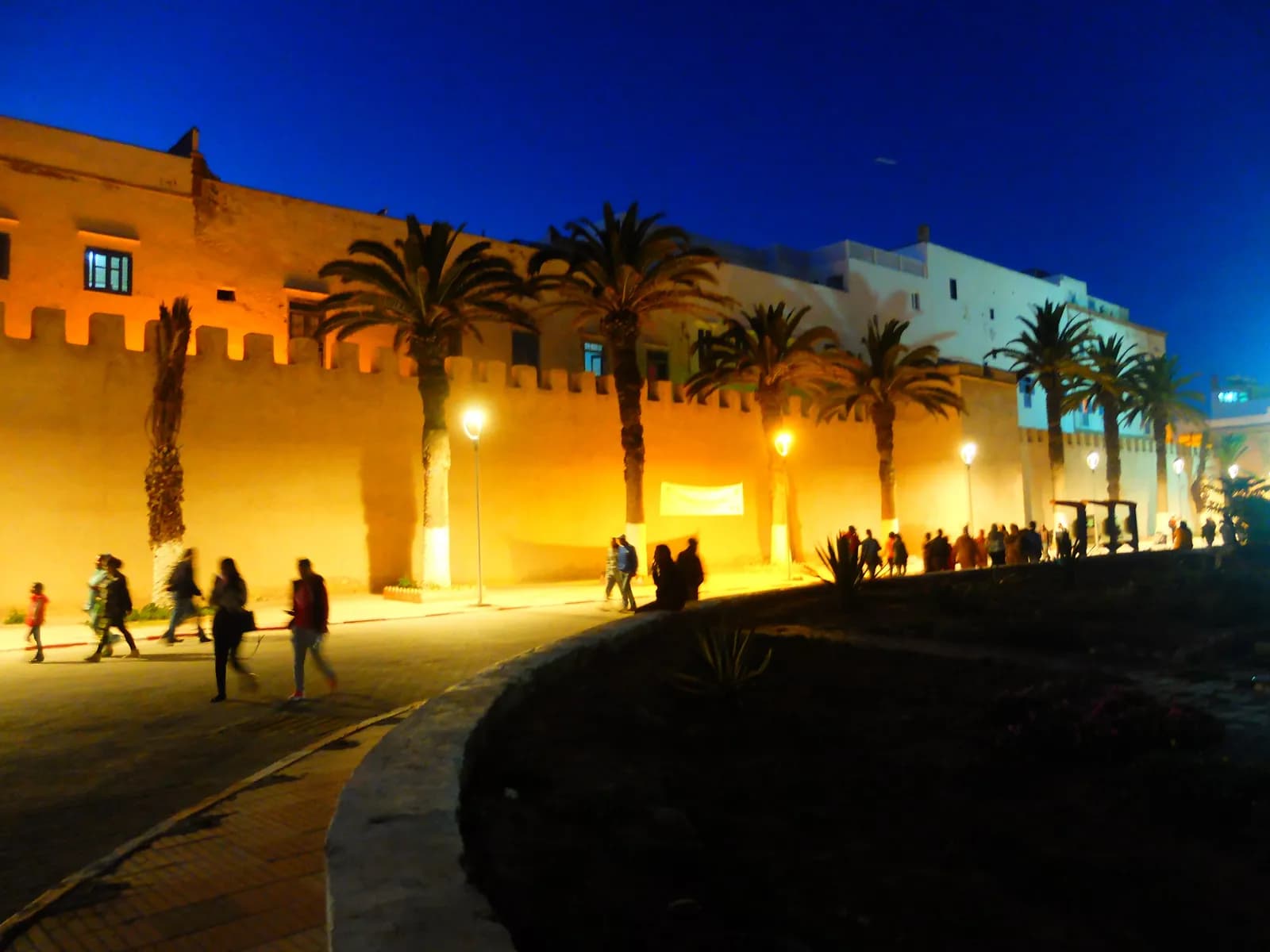 Ruelle de la médina d’Essaouira éclairée la nuit