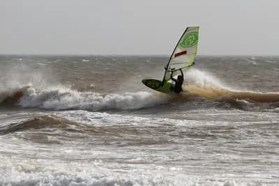 Windsurfeur dans les vagues de Moulay Bouzerktoune