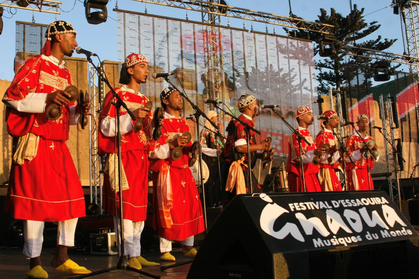 Musiciens gnaoua en costume sur scène pendant le festival d’Essaouira