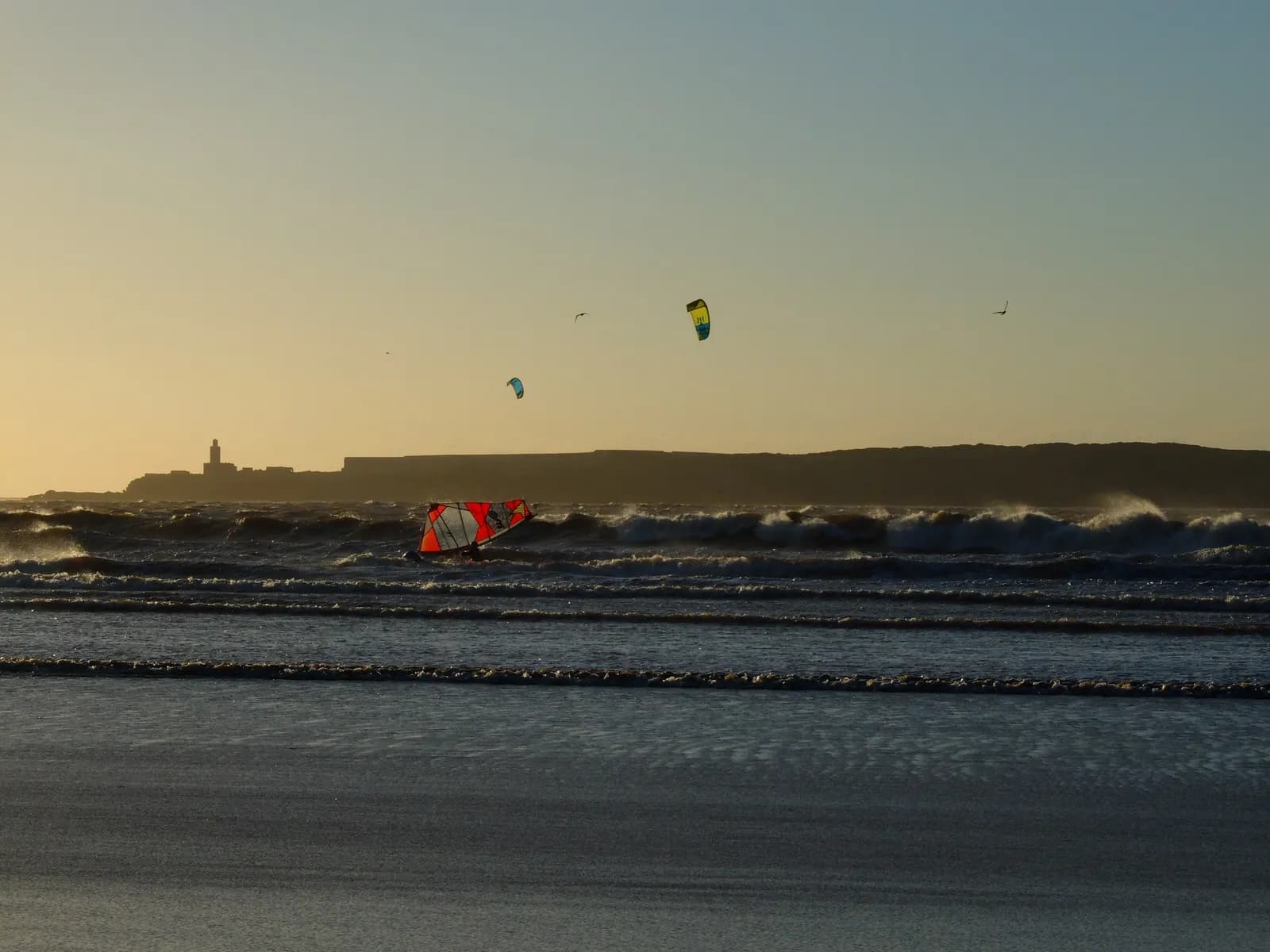 Kitesurfeur sur la baie d’Essaouira par vent fort