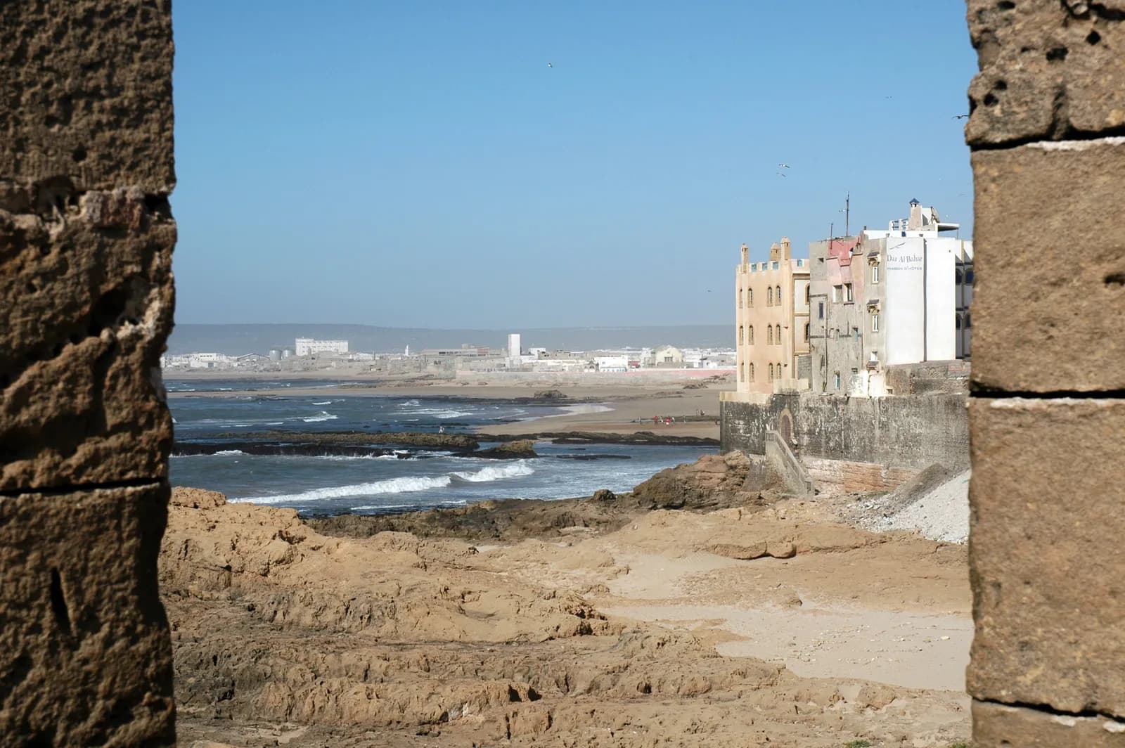 Les toits blancs de la médina d’Essaouira vus depuis les remparts
