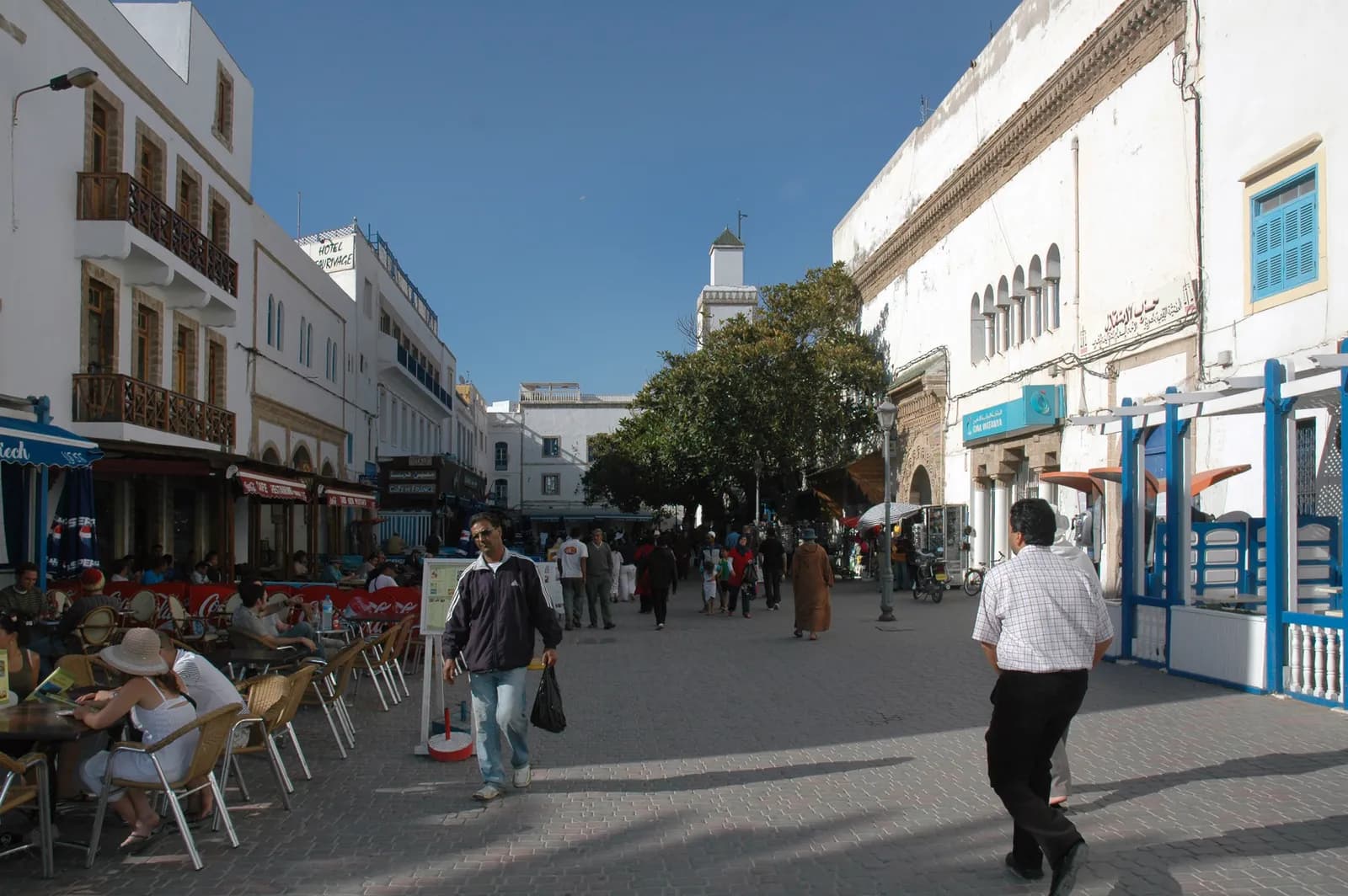Terrasses de café sur la place Moulay Hassan à Essaouira