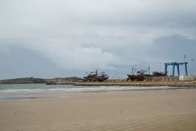 La grande plage d’Essaouira à marée basse, la médina au loin