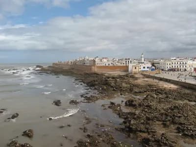 Les remparts d’Essaouira face à l’Atlantique