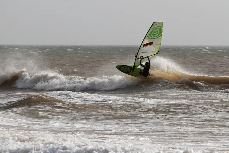 Windsurfeur dans les vagues de Moulay Bouzerktoune